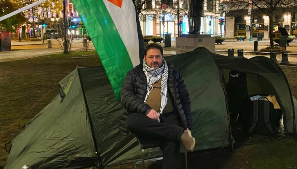 Ahmed Alaridi (49) fra Palestina er en av demonstrantene som oppholder seg i teltet på Eidsvolls plass. Han ble utsatt for fysisk vold natt til mandag. Foto: Rabee Irar