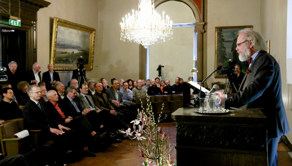 Preses i Det Norske Videnskaps-Akademi, professor Nils Christian Stenseth, kunngjorde onsdag at John Torrence Tate tildeles Abelprisen for 2010.