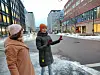 Sigrid Moldestad (til h.) og Katrine Espeseth viser hvor ungene fra Ruseløkka skole nå trygt kan krysse den stengte bygaten. Løkkeveien fotgjengerfelt. Foto: Arnsten Linstad