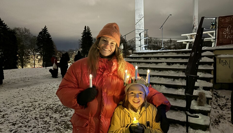 Sara Ly underholdt i paviljongen i Torshovparken onsdag kveld. Her fotografert sammen med selveste Lucia, Zelda Brinchmann (8).