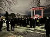 Den opplyste scenen i paviljongen tok seg godt ut onsdag kveld. Sara Lydiksen sammen med elevene fra Lilleborg Skole.