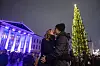 Oslo 20221127. Torje Fagertun Spilde og Catrine Solvinn nyter hverandres selskap under den tradisjonelle julegrantenninga på Universitetsplassen i Oslo på første søndag i advent.Foto: Javad Parsa / NTB