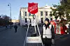 OSLO 20161223.Lindis Evje i Frelsesarmeen står ved julegryta på universitetsplassen, lille julaften.Foto: Berit Roald / NTB