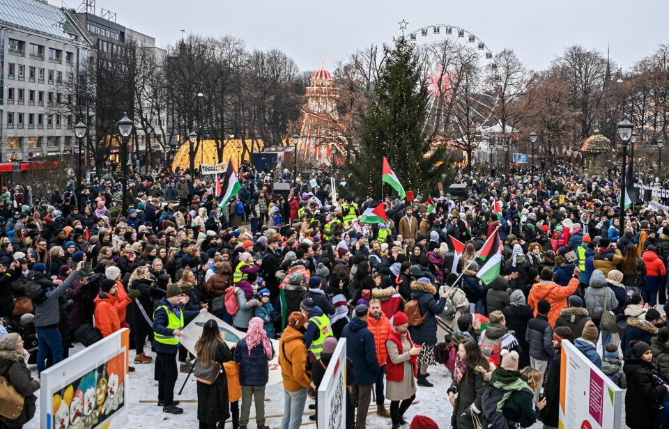 Oslo 20231216. Solidaritetsmarkeringer for Gaza pågår rundt om i Norge idag. Her fra Eidsvolls plass i Oslo. LO, Den norske kirke, Amnesty, Redd Barna, UNIO og Fellesutvalget for Palestina er blant de organisasjonene som støtter markeringen.Foto: Annika Byrde / NTB