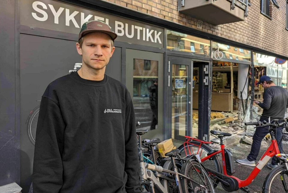 Lars Håkon Slette utenfor sykkelbutikken han jobber i, som er i Sannergata. Minst to ganger har biler kræsjet inn i butikken.