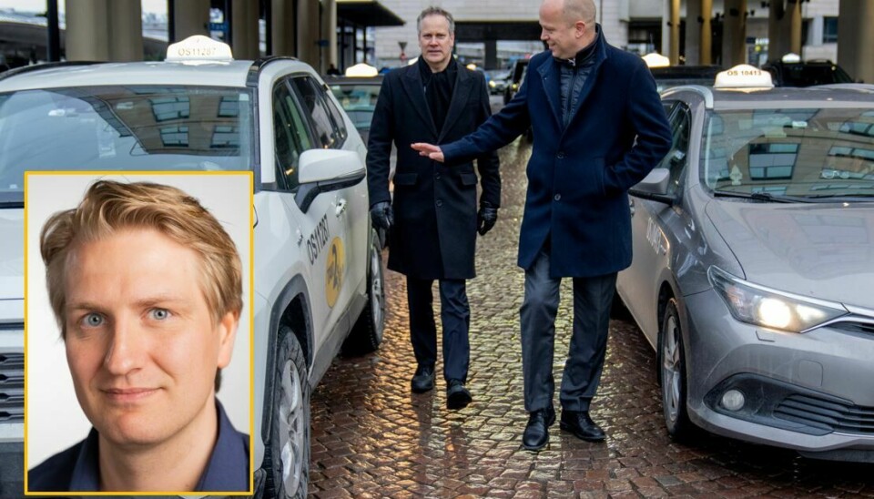 Finansministeren Trygve Slagsvold Vedum og samferdselsministeren Jon-Ivar Nygård ved taxiholdeplassen utenfor Oslo S. Og Jonas Lefebure