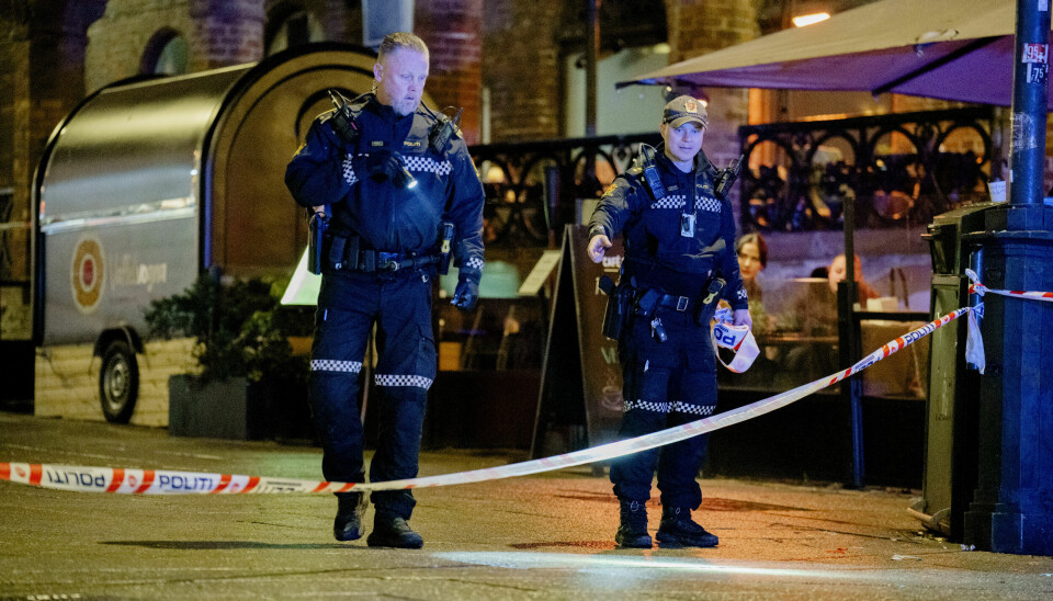 Oslo 20231217. Politiet på stedet der det ble skutt etter en mann på åpen gate ved Arkaden kjøpesenter i Karl Johans gate i Oslo.Foto: Stian Lysberg Solum / NTB
