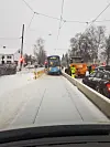 En del av betongen langs skinnene hadde havnet i trikkesporet, som førte til at trikken sporet av.
