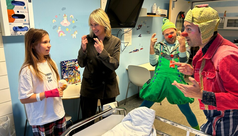 Anne Lindboe og Sykehusklovnene besøker pasient Anna Volk. De krysser fingrene for at Anna får komme hjem til julaften.