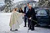 Oslo 20231225. Kong Harald og dronning Sonja tas i mot av prest Line Lindholm Eiborg før julegudstjenesten i Holmenkollen kapell i Oslo første juledag.Foto: Frederik Ringnes / NTB