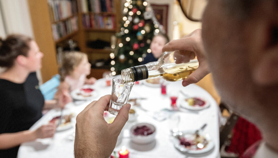Oslo 20181110.Familie feirer jul. Mann drikker akevitt sammen med juleribba. Barn og voksne som spiser julemiddag sammen. Modellklarert.Foto: Gorm Kallestad / NTB