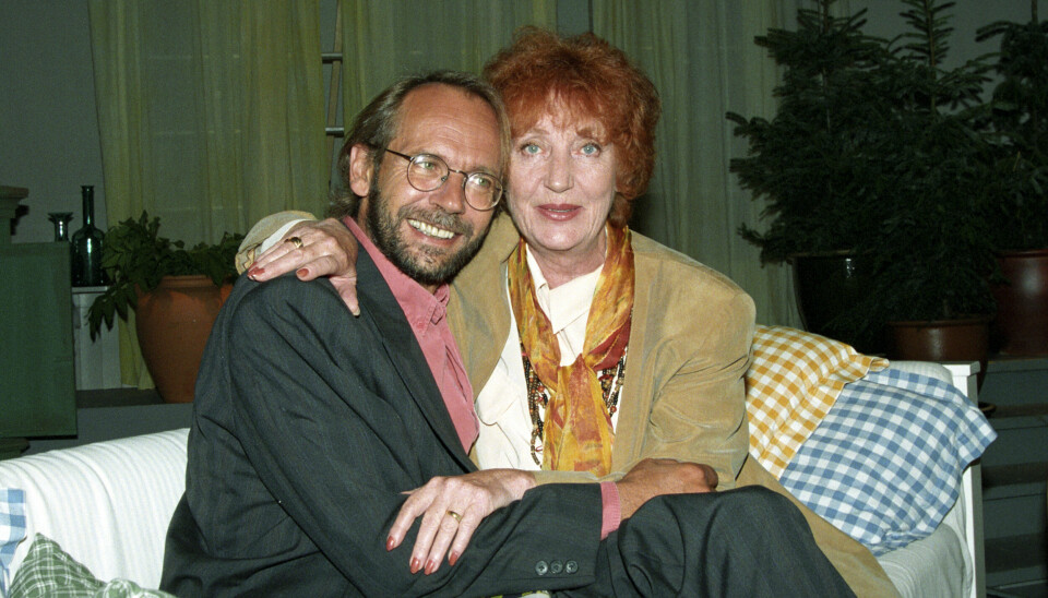 BERGEN 19940817 Nye program og programledere i TV2. Her visesanger og komponist Ole Paus og skuespiller Elsa Lystad sammen i en sofa.