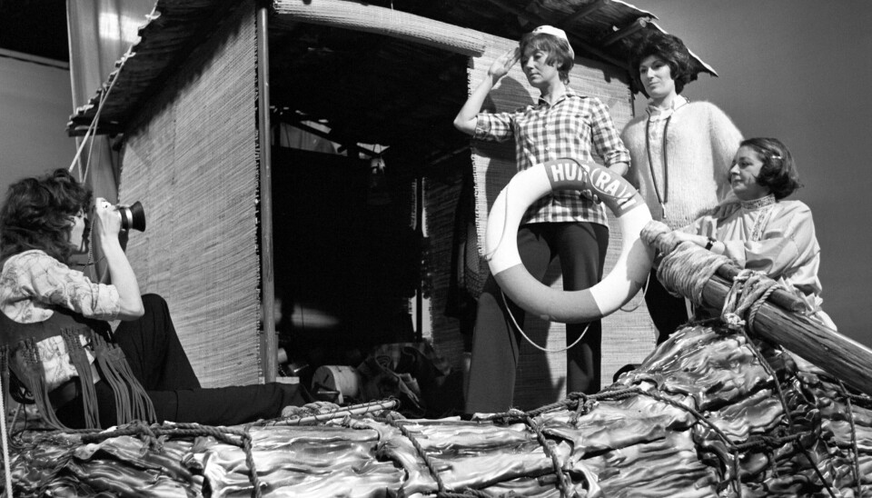 OSLO mars 1971NRK sender en flåte laget av tørrfisk med fem kvinner ombord til årets Montreux-festival. Programmet heter 'Hur(ra)h'. Her ses fire av de fem på Ra: fra v som fotograf Vibeke Løkkeberg, Elsa Lystad, Mona Levin og Turid Balke.