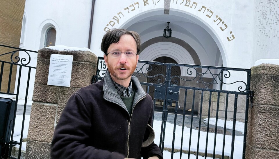 Garl Germann utenfor synagogen i Bergstien.