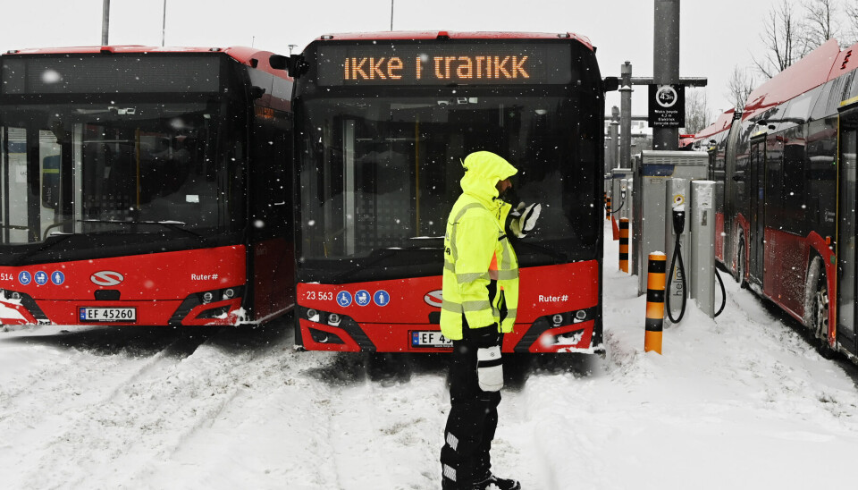 Oslo 20240101. Store snømengder i Oslo skaper utfordringer i trafikken mandag. Busser står på Strømsveien ved Alnabru.Foto: Annika Byrde / NTB