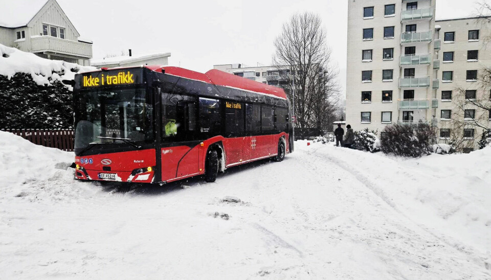 Oslo 20240101. Store snømengder i Oslo skaper utfordringer i trafikken mandag. Her står en buss i krysset mellom Maridalsveien og Frysjaveien.Foto: Truls Nygård / NTB