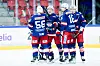 Oslo 20231107. Vålerengas Kåre Benjamin Byrkjeland blir gratulert etter 2-0 scoringen under eliteseriekampen i ishockey mellom Vålerenga og Comet Halden i Jordal Amfi.