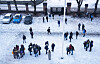 Oslo 20210203. Elever ved Fagerborg skole i bydel St. Hanshaugen i skolegården onsdag morgen. Oslo og en rekke av kommunene rundt hovedstaden letter på koronatiltakene og har satt skoler og barnehager på gult nivå.