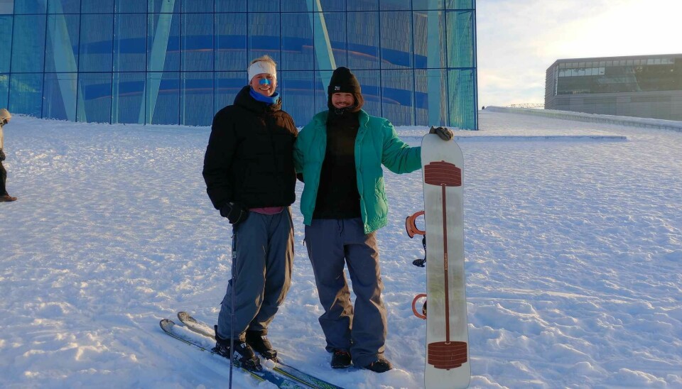 Fredrik Sjøberg med ski på beina og Jens Kristian Hognestad på snowboard. Det var en god dag å filme på Operataket.