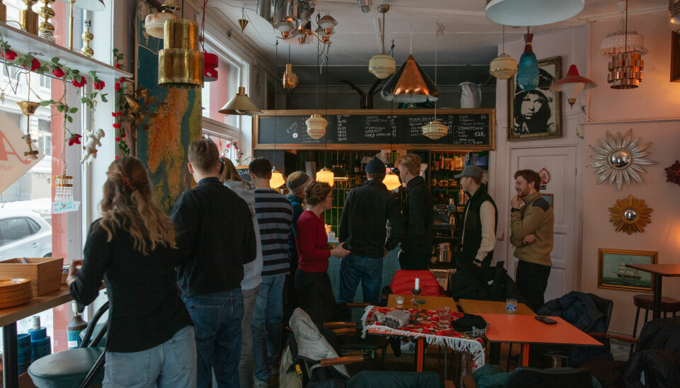 Det strømmet på med sultne mennesker hos vin-, øl og kaffebaren Arv Kaffe & Retro i Gamlebyen. Her var det pannekake-fest søndag formiddag.