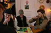 Fra venstre: Bendik Kettel, Tobias Møkkelgjerd, Lars Skeyseid, spiller kinasjakk mens de venter på at pannekakene skal bli klare.