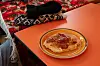 Pannekake med bacon. Annet av tilbehør var blåbær syltetøy, smør, sirup mm