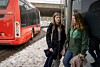 Illustrasjonsbilde to unge kvinner / jenter venter på buss. Foto: Heiko Junge / NTB