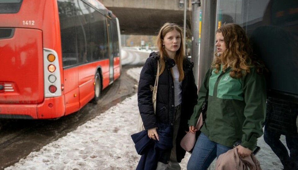 Illustrasjonsbilde to unge kvinner / jenter venter på buss. Foto: Heiko Junge / NTB
