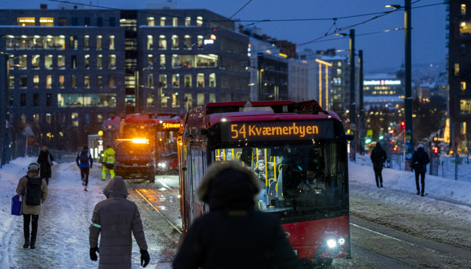 Oslo 20240102. Buss mot Kværnerbyen kjører forbi Middelalderparken i Oslo.Foto: Fredrik Varfjell / NTB