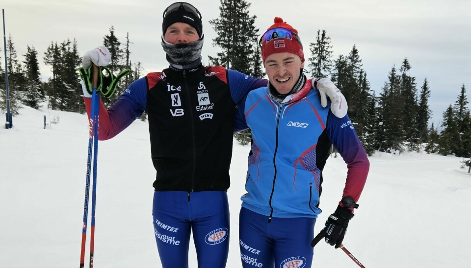 Skiløpere med Vålerenga-drakt er et uvant syn. Men brødrene Sigurd Lund Røer (27) og Vegard Lund Røer (23) skal gå NM-stafetten i langrenn. Foto: Privat
