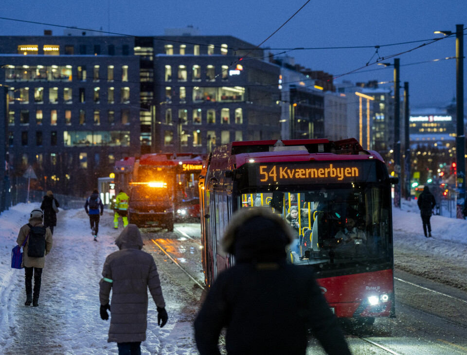 Oslo 20240102. Buss mot Kværnerbyen kjører forbi Middelalderparken i Oslo.Foto: Fredrik Varfjell / NTB