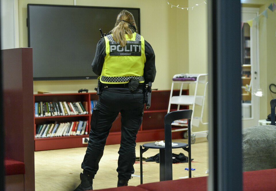 Oslo 20240116. Politi inne på Holmlia bibliotek, der en 17 år gammel gutt tirsdag kveld ble skadd i det politiet tror er en knivstikking.Foto: Rodrigo Freitas / NTB