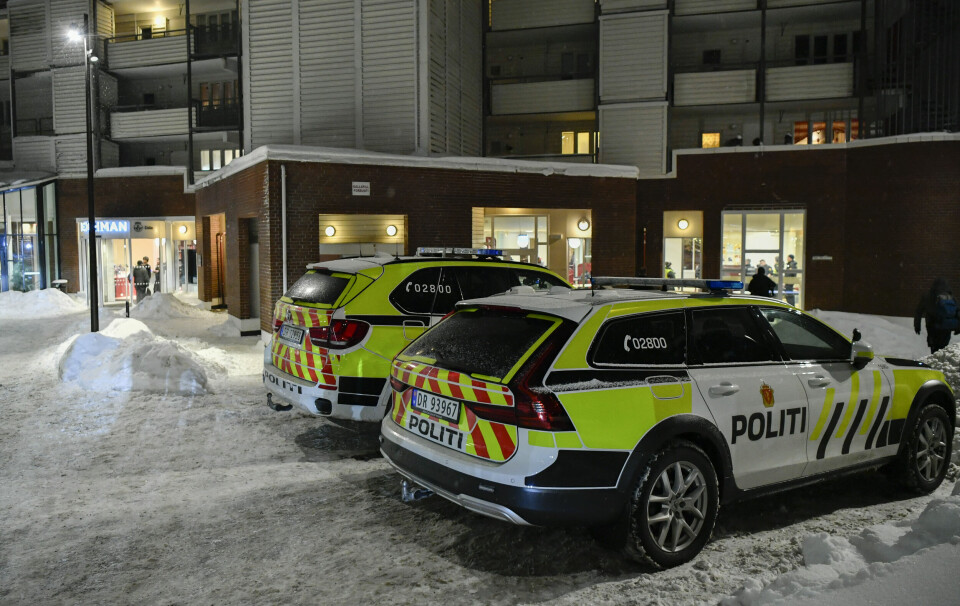 Oslo 20240116. Politibiler utenfor Holmlia bibliotek, der en 17 år gammel gutt tirsdag kveld ble skadd i det politiet tror er en knivstikking.Foto: Rodrigo Freitas / NTB
