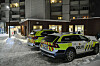 Oslo 20240116. Politibiler utenfor Holmlia bibliotek, der en 17 år gammel gutt tirsdag kveld ble skadd i det politiet tror er en knivstikking.