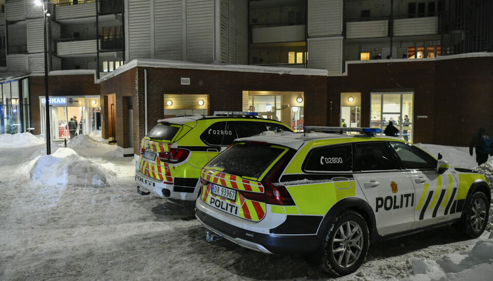 Oslo 20240116. Politibiler utenfor Holmlia bibliotek, der en 17 år gammel gutt tirsdag kveld ble skadd i det politiet tror er en knivstikking.