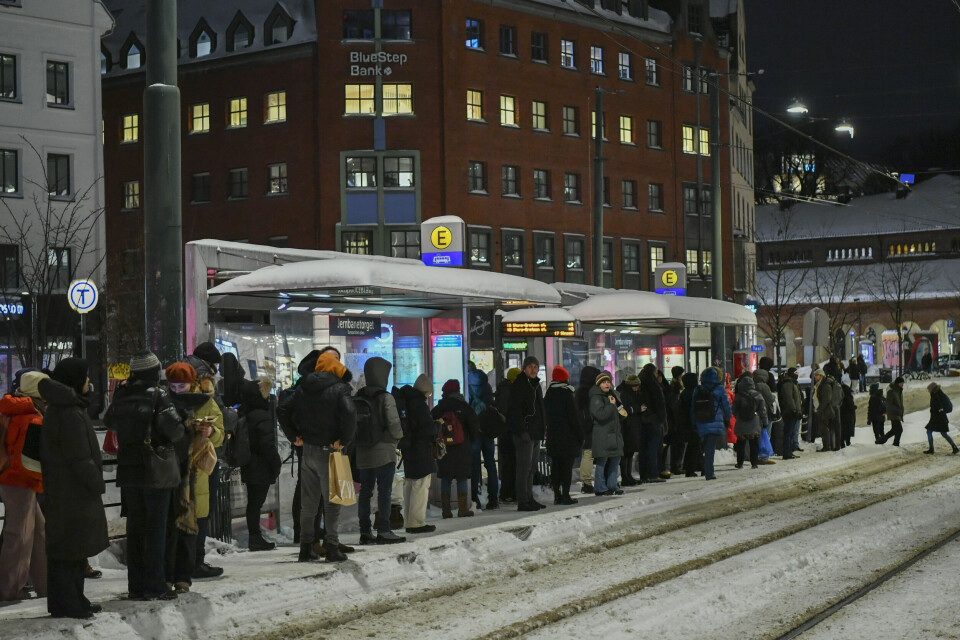 Oslo 20240117. Folk i kø på trikkeholdeplassen på Jernbanetorget i Oslo. Kraftig snøvær har ført til mange problemer i kollektivtrafikken på Østlandet onsdag.