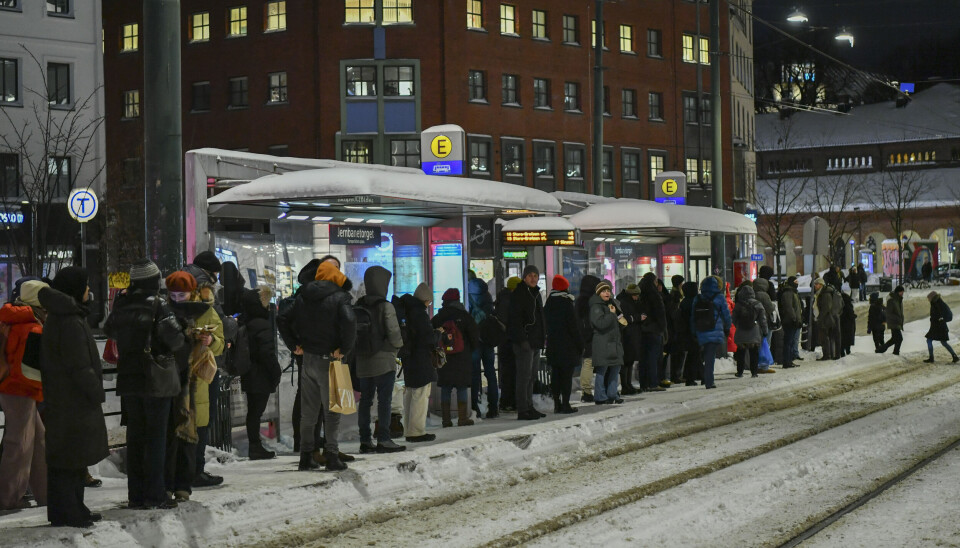 Oslo 20240117. Folk i kø på trikkeholdeplassen på Jernbanetorget i Oslo. Kraftig snøvær har ført til mange problemer i kollektivtrafikken på Østlandet onsdag.