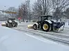 Brøytemannskaper rydder veien i Økernveien.