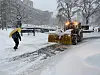 Snørydding foran politihuset.