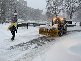Snørydding foran politihuset.