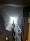Her går passasjerene gjennom tunnelen tilbake til Brynseng-stoppet.