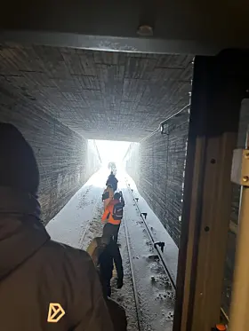 Her går passasjerene gjennom tunnelen tilbake til Brynseng-stoppet.
