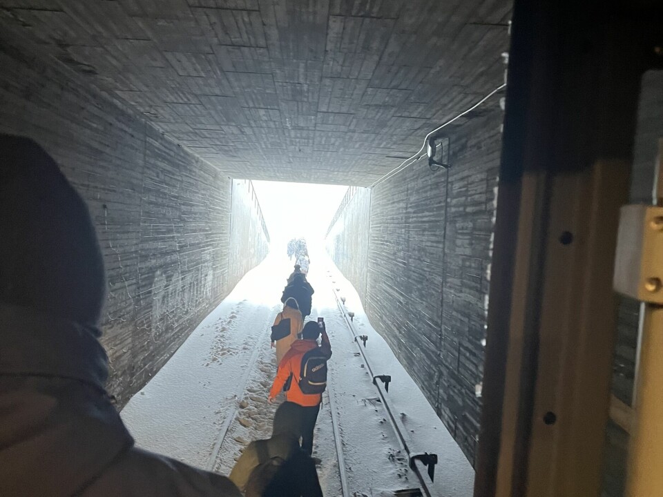 Her går passasjerene gjennom tunnelen tilbake til Brynseng-stoppet.