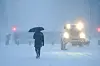 Oslo 20240117. Det kraftige snøfallet skaper utfordringer som og mannskaper rydder Slottsplassen for snø.