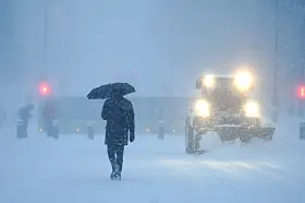 Oslo 20240117. Det kraftige snøfallet skaper utfordringer som og mannskaper rydder Slottsplassen for snø.