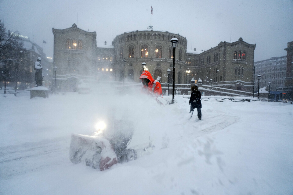 Oslo 20240117. Det kraftige snøfallet skaper utfordringer og mannskaper er i full gang med å rydde snø i Oslo sentrum.