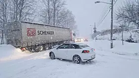 Oslo 20240117. Trailer har kjørt seg fast i snøen ved Kjelsåsveien i Oslo.
