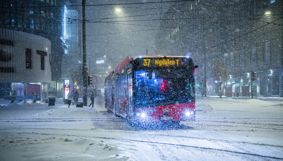 Buss i snøvær