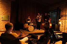 Jazzbandet Tor Ezaki Trio spiller på Vinbaren.
