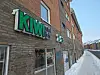 Bygningsfasade med Kiwi logo.